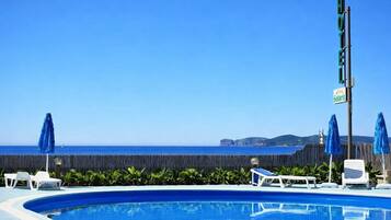 Una piscina al aire libre de temporada