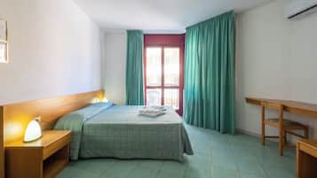 Quadruple Room | In-room safe, free cribs/infant beds, free WiFi, bed sheets