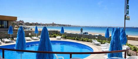 Een seizoensgebonden buitenzwembad