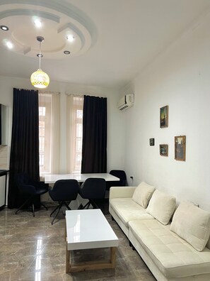 Apartamento Confort, balcón | Zona de estar | Una Smart TV