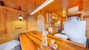 Un intérieur en bois comprenant un espace bar, un sauna et une cuisine.