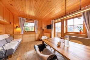TV - Steinadler Silberleiten Apartment with Mountain View, Terrace and Wi-Fi (Hochkrimml)