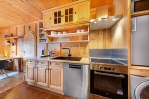 Fridge, microwave, oven, stovetop - Steinadler Silberleiten Apartment with Mountain View, Terrace and Wi-Fi (Hochkrimml)