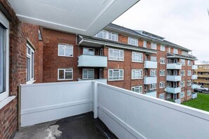 Property grounds - Spacious 3BR 2 Bath London Flat with Free Parking (London)