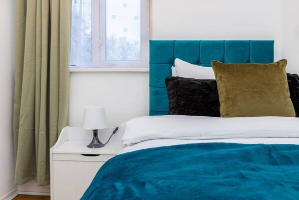 3 bedrooms, iron/ironing board, free WiFi, bed sheets - Spacious 3BR 2 Bath London Flat with Free Parking (London)