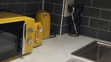 Kjøleskap, mikrobølgeovn, ovn og kokeplater