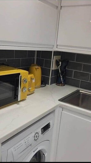 Kjøleskap, mikrobølgeovn, ovn og kokeplater