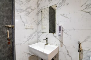 ห  ้องดีลักซ์ดับเบิล | ห้องน้ำ | ฝักบัว, ของใช้ในห้องน้ำฟรี, ผ้าเช็ดตัว, สบู่