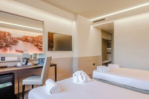 Dubbelrum eller tvåbäddsrum | Minibar, värdeförvaringsskåp på rummet, gratis wi-fi och sängkläder