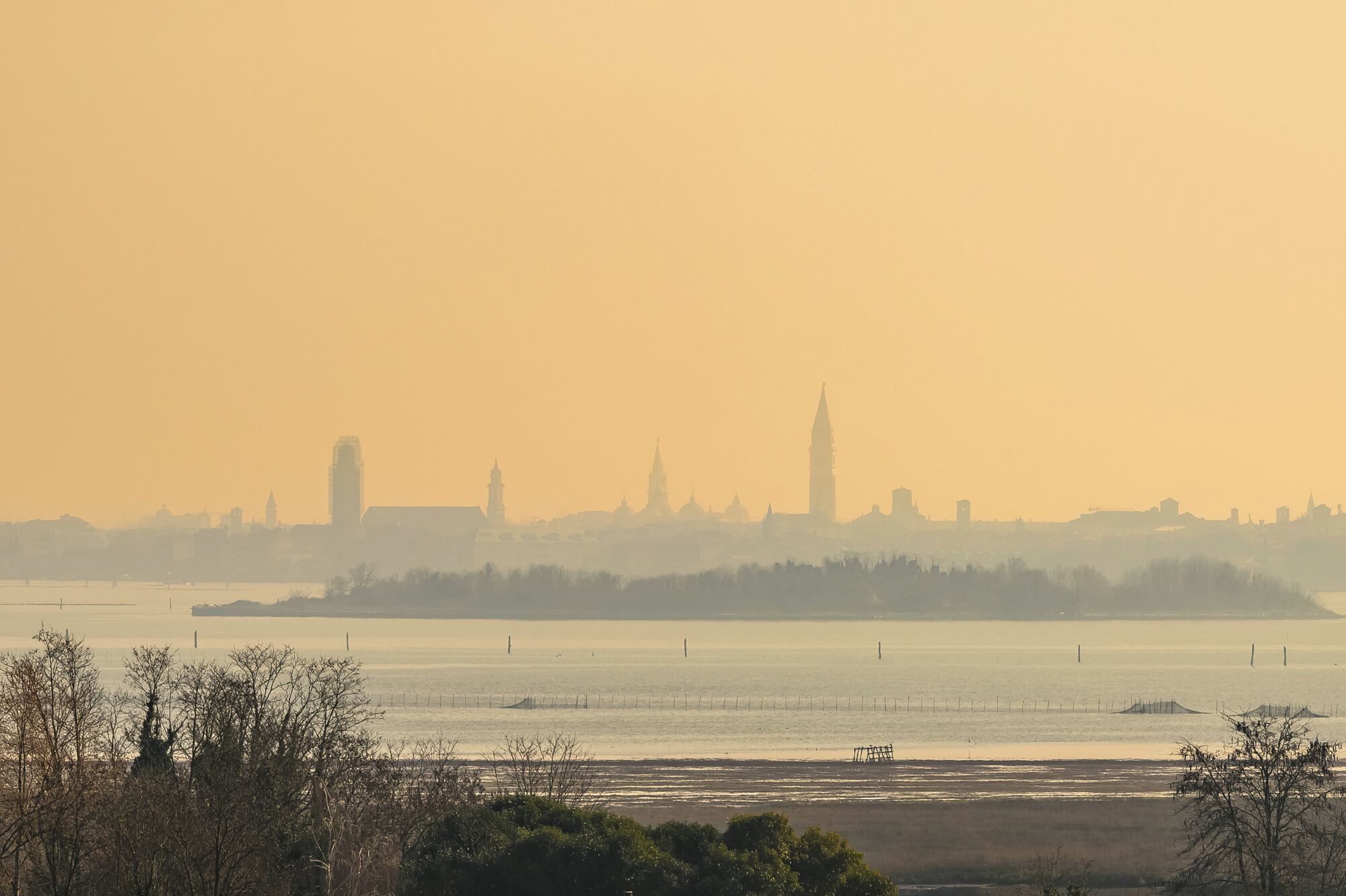 Un horizonte urbano con edificios destacados silueteados contra un cielo brumoso.