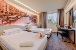 A hotel room with two beds, a desk, and a large window. - Hotiday Venezia Marco Polo (Mestre)