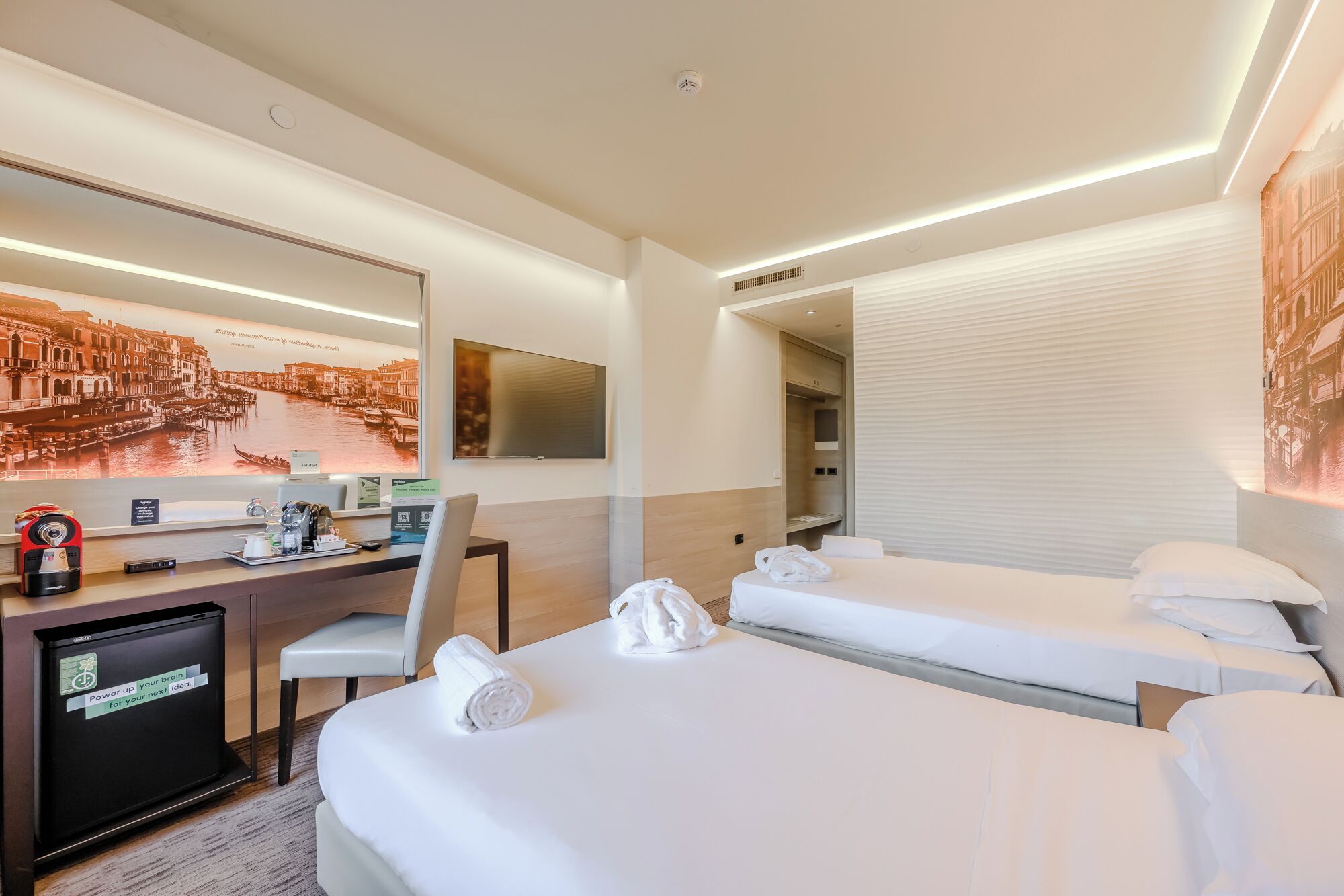 ميني بار وخزنة داخل الغرفة وواي فاي مجانًا وملاءات أسرّة