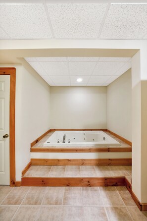 Interior - The Maple Lodge at Camelback is a modern, three-level mountain retreat located in the highly desirable Northridge community, just 5 minutes from Camelback Mountain and 2 minutes from Aquatopia Indoor Waterpark. Under two hours from Manhattan. (Tannersville)