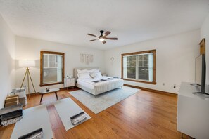 デスク、アイロン / アイロン台、WiFi (無料)、ベッドシーツ