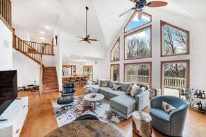 Smart TV, fireplace, offices, printers - The Maple Lodge at Camelback is a modern, three-level mountain retreat located in the highly desirable Northridge community, just 5 minutes from Camelback Mountain and 2 minutes from Aquatopia Indoor Waterpark. Under two hours from Manhattan. (Tannersville)