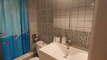 Douche, sĂšche-cheveux, serviettes fournies