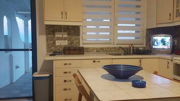 Fridge, oven, stovetop, coffee/tea maker