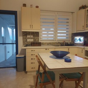 Refrigerador, horno, placa de cocina, cafetera/tetera