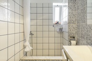 Douche, sèche-cheveux, serviettes fournies