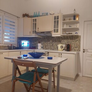 Fridge, oven, stovetop, coffee/tea maker