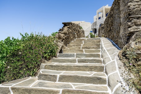 Property grounds. Xanthi House Sikinos