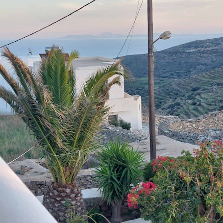 Property grounds. Xanthi House Sikinos