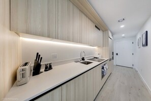Refrigerador, microondas, horno y lavavajillas 