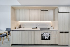 Fridge, microwave, oven, dishwasher - NEW Downtown Miami 1BR | Bright, Modern & Central (MIAMI)