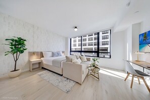 Escritorio, tabla de planchar con plancha, wifi y ropa de cama 