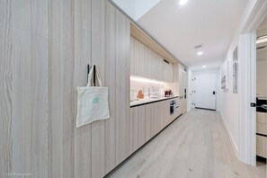 Fridge, microwave, oven, dishwasher - Modern Studio - Downtown Miami - Pool & parking (MIAMI)