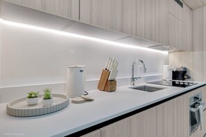 Refrigerador, microondas, horno y lavavajillas 