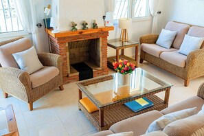 Smart TV, fireplace, books - Detached villa, 3 bedrooms, with privacy, private pool and stunning views (VC)