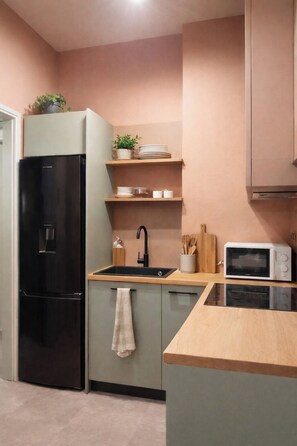 Design Apartment, Kitchen | Private kitchen | Fridge, microwave, oven, stovetop - Stylish Apartment in Athens next to Panathenaic Stadium (Athens)