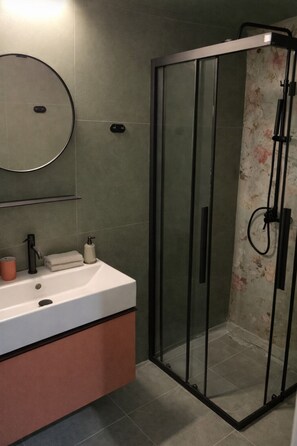 Design Apartment, Kitchen | Bathroom | Shower, free toiletries, hair dryer, towels - Stylish Apartment in Athens next to Panathenaic Stadium (Athens)