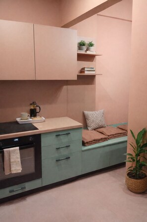 Design appartement, keuken | Privékeuken | Een koelkast, een microgolfoven, een oven, een kookplaat