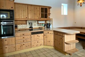 Microwave, oven, stovetop, dishwasher - Old farm f. Teams and families in the wine village with excellent connections (Albig)