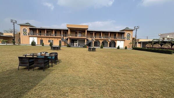 Outdoor dining - PRATAP MAHAL BY VIHASTA  (Udaipur)