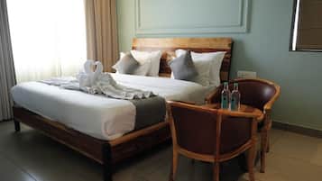 Habitación Deluxe, vistas a la colina | Espacio para trabajar con un portátil y tabla de planchar con plancha