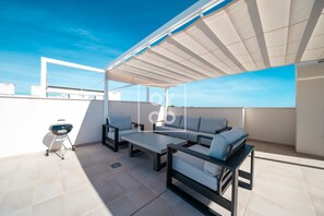 Terrace/patio - Golf Vista Penthouse, golf views, rooftop dining - by Oyoostays (Pilar de la Horadada)