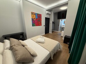 Deluxe-Doppelzimmer, Stadtblick | Zimmersafe, Verdunkelungsvorhänge, kostenloses WLAN