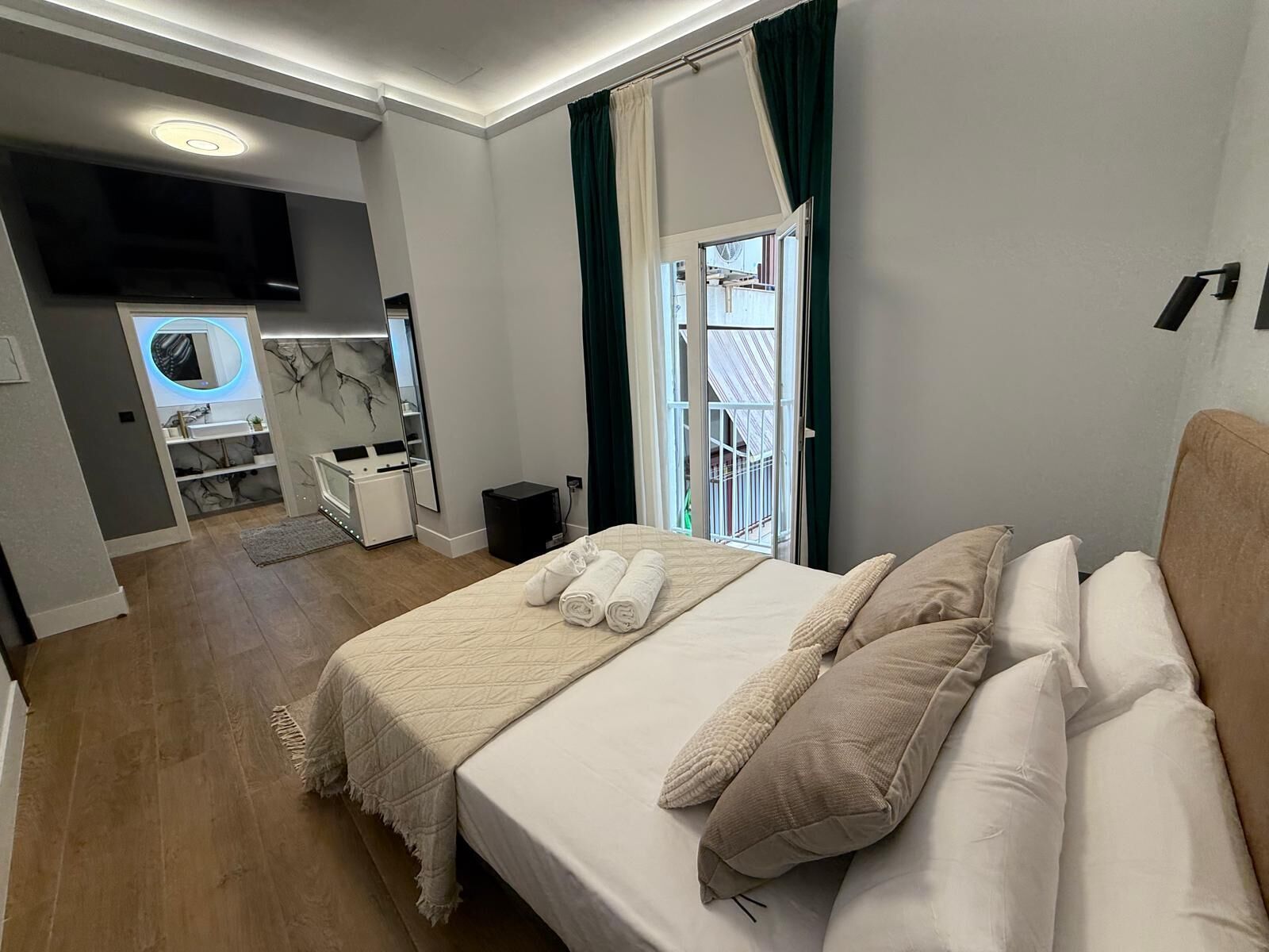 Habitación doble Deluxe, vista a la ciudad | Caja de seguridad en la habitación, cortinas blackout y wifi gratis 