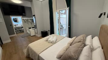 Habitación doble Deluxe, vista a la ciudad | Caja de seguridad en la habitación, cortinas blackout y wifi gratis