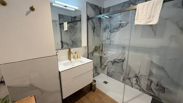 Habitación doble Deluxe, balcón | Baño