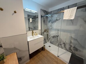 Deluxe Double Room, Balcony | Bathroom - Hostal Ventura Luxury (Alicante (Alacant))