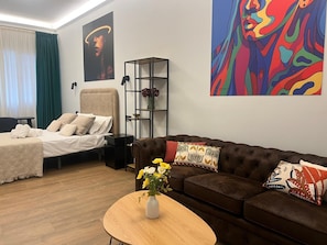 Habitación doble Deluxe | Área de sala de estar | Televisión 