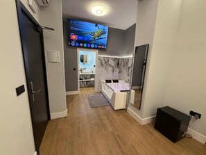 Deluxe Double Room, City View | Interior - Hostal Ventura Luxury (Alicante)