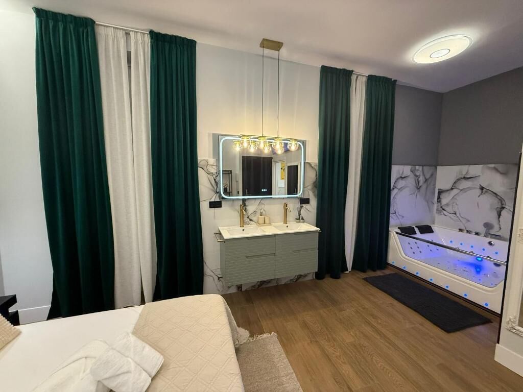 Ein modernes Badezimmer mit Waschtisch, Spiegel und Dampfdusche.