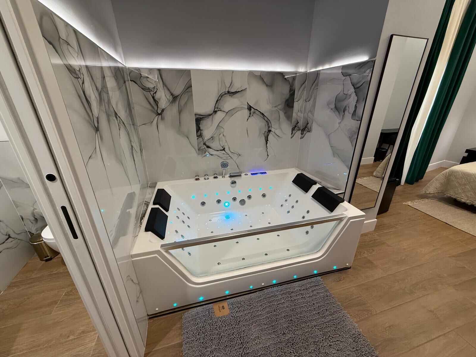 Deluxe Double Room, City View | Interior