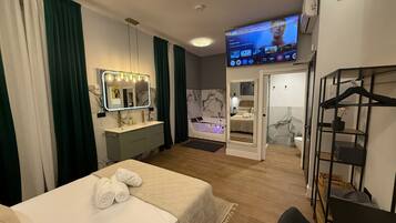 Habitación doble Deluxe, balcón | Caja de seguridad en la habitación, cortinas blackout y wifi gratis