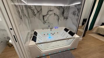 Deluxe Double Room, City View | Interior